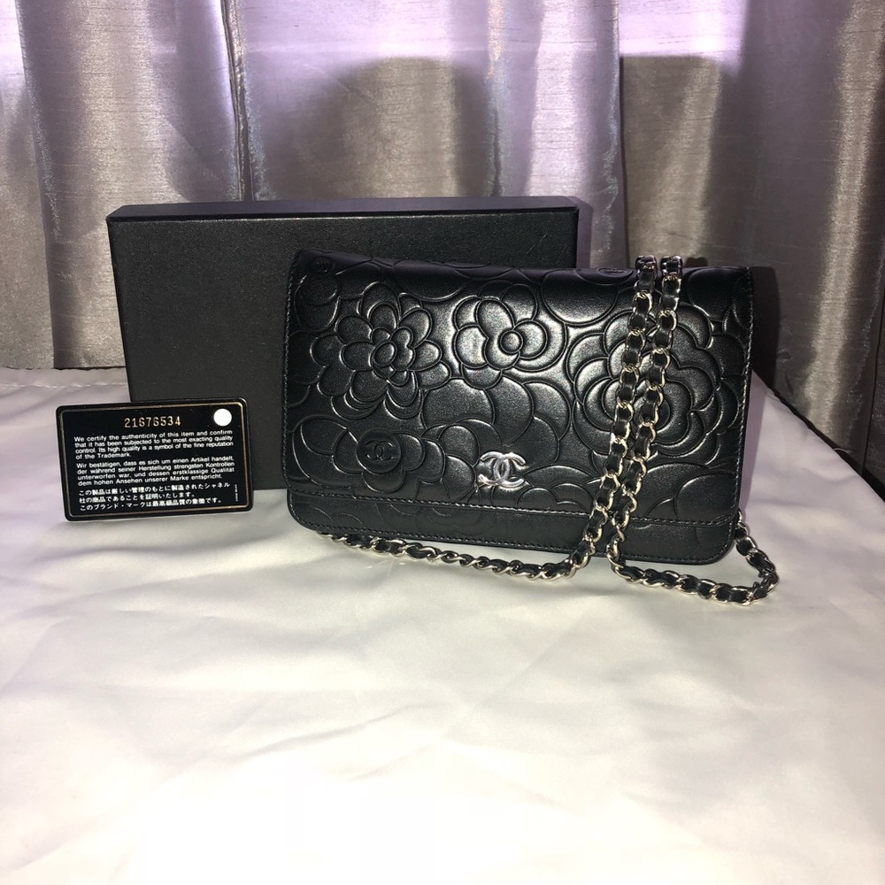 Chanel Camelia WOC - Picture 3 of 7